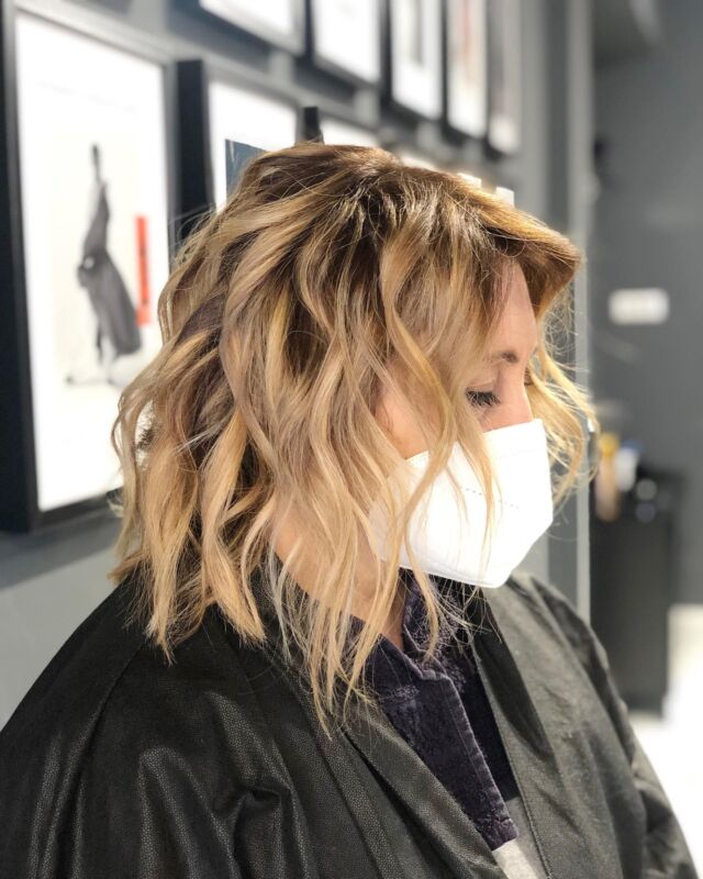 Iniziamo la settimana tra colori e coccole per i capelli...
Grazie @krilly69 💕
Buon Lunedì a tutti 

#domenicopaternostersalons 
.
.
#hair #instahair #hairideas #hairinspo #haircolor #hairstyles #hairstyle #hairtransformation #blonde #blondehair #highlights #balayage #wavyhair #keratin #cool #hairdresser #roma #rome #piazzabarberini #london